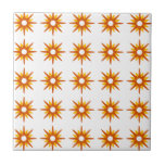 Mid-Century Modern Red-Oranje Starburst Pattern Tegeltje<br><div class="desc">Moderne vormgeving uit de midden-eeuw, geïnspireerd op het patroon van retroflecode-oranje starbursts op een witte achtergrond. Eenvoudig, schoon modern design. Creëer uw eigen douanepatroon door een nieuw afbeelding te uploaden, of gebruik de "bericht"knoop om de ontwerper voor hulp te contacteren. Om uw eigen gepatenteerde ontwerp te creëer: 1. Selecteer personaliseren...</div>