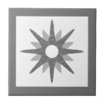 Mid-Century Modern Silver Starburst keramische teg Tegeltje<br><div class="desc">Moderne vormgeving met één zilveren starburst op een witte achtergrond, omgeven door grijs Eenvoudig, schoon, modern design. Eén ontwerp van een coördinerend collectie. Creëer uw eigen douanetegel door een nieuw afbeelding te uploaden, of gebruik de "bericht"knoop om de ontwerper voor hulp te contacteren. Om uw eigen ontwerp te creëer: 1....</div>