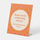 Mid Century Modern Sinaasappel aangepaste bruiloft Reclamebord Met Voetstuk (Voorkant)