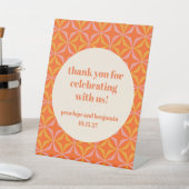 Mid Century Modern Sinaasappel aangepaste bruiloft Reclamebord Met Voetstuk (Insitu)