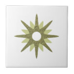 Mid-Century Modern Single Green Starburst Tegeltje<br><div class="desc">Het moderne, geïnspireerde design uit de midden-eeuw, met één retro groene starburst op een witte achtergrond. Eenvoudig, schoon modern design. Creëer uw eigen douanetegel door een nieuw afbeelding te uploaden, of gebruik de "bericht"knoop om de ontwerper voor hulp te contacteren. Om uw eigen ontwerp te creëer: 1. Selecteer personaliseren deze...</div>