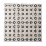 Mid-Century Modern Small Starburst Pattern Tegeltje<br><div class="desc">Het moderne, geïnspireerde design uit de midden-eeuw, met een patroon van kleine retro zilveren sterrenbursts op een beenkleurde achtergrond. Eenvoudig, schoon, modern, naadloos ontwerp. Creëer uw eigen douanepatroon door een nieuw afbeelding te uploaden, of gebruik de "bericht"knoop om de ontwerper voor hulp te contacteren. Om uw eigen gepatenteerde ontwerp te...</div>