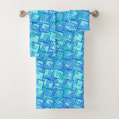 Mid-Century Modern Square Spirals, Aqua Multi Bad Handdoek (Insitu)