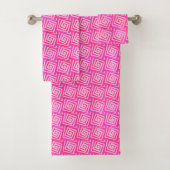 Mid-Century Modern Square Spirals, Fuchsia Pink Bad Handdoek (Insitu)