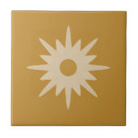 Mid-Century Modern Starburst | Ochre Gold Tegeltje<br><div class="desc">Het moderne, geïnspireerde design uit de midden-eeuw, met één retro-starburst op een gouden achtergrond. Eenvoudig, schoon modern design. Creëer uw eigen douanetegel door een nieuw afbeelding te uploaden, of gebruik de "bericht"knoop om de ontwerper voor hulp te contacteren. Om uw eigen ontwerp te creëer: 1. Selecteer personaliseren deze sjabloon. 2....</div>