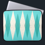 Mid Century Moderne laptophoes Laptop Sleeve<br><div class="desc">Deze Mid Century Modern Argyle-laptophoes is voorzien van een levendige, turkooistische achtergrond en een patroon van vloeiende, doorschijnende blauwgroen diamanten die grotere, roomdiamanten overdekken met gouden kleurige, ruimtespecuikers. Deze minimalistische geïnspireerde, gedeconstrueerde argyle is een simplistische terugval van het grotere atoomtijdperk dan het leven dat het decoratieve landschap van de jaren...</div>