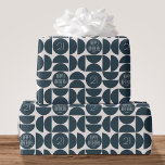 Mid-Century Moderne Verjaardag Retro 21e Blauw Zwa Cadeaupapier<br><div class="desc">Transformeer je verjaardagscadeau met dit stijlvolle moderne inpakpapier uit het midden van de eeuw! Een naadloos geometrisch ontwerp, met cirkels en halve cirkels, waardoor een abstract patroon ontstaat in blauw-zwart en gebroken wit. Voeg eenvoudig de naam van de ontvanger en de gevierde leeftijd toe om het uniek te maken. Aangepaste...</div>