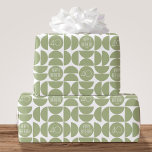 Mid-Century Moderne Verjaardag Retro 40e Groen Cadeaupapier<br><div class="desc">Transformeer je verjaardagscadeau met dit stijlvolle moderne inpakpapier uit het midden van de eeuw! Een naadloos geometrisch ontwerp, met cirkels en halve cirkels, waardoor een abstract patroon in groen en wit ontstaat. Voeg eenvoudig de naam van de ontvanger en de gevierde leeftijd toe om het uniek te maken. Aangepaste cadeauverpakking...</div>
