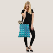 Mid-Century Moderne vis, blauw en aqua Tote Bag (Op model)