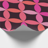 Mid Century roze, koraal en rode cirkels Cadeaupapier (Hoek)