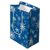 Mid-Century Snowflakes Galore On Blue Medium Cadeauzakje (Voorkant Gekanteld)
