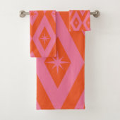 Mid Century Starbursts op Roze Sinaasappel Diamond Bad Handdoek (Insitu)