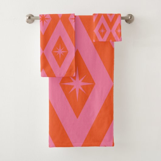 Mid Century Starbursts op Roze Sinaasappel Diamond Bad Handdoek (Insitu)