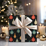 Mid Century Vintage Christmas Ornamenten Holiday Cadeaupapier<br><div class="desc">Verspreid kerstvreugde met dit  inpakpapier uit het midden van de eeuw met moderne kerstversieringen uit de jaren vijftig tegen een donkere achtergrond.</div>