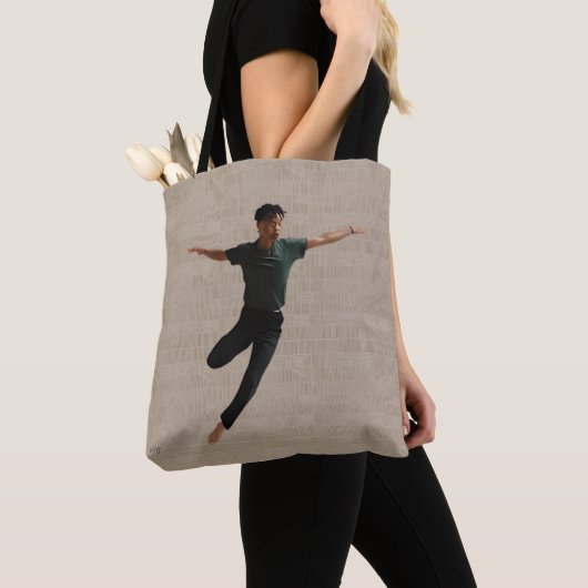 Mid Leap Dancer op Beige achtergrond Tote Bag (Dichtbij)