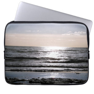 middag om 12.00 uur, strand North Holland Laptop Sleeve