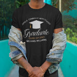 middelbare school Afstuderen zwart T-shirt<br><div class="desc">Dit moderne,  op maat gemaakte senior afstuderen T-shirt is voorzien van chique zwarte typografie onder een middelbare school- of universiteitsnaam voor de klas van 2025. Pas aan met jouw naam en het jaar onder de mooie kalligrafie voor een geweldig afstuderen keepsake t-shirt. Cadeautje voor senioren.</div>