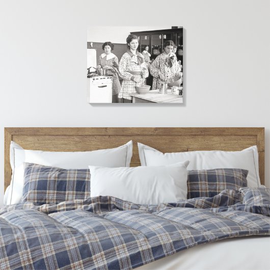 Middelbare school meisjes koken, 1935 canvas afdruk (Insitu (Slaapkamer))