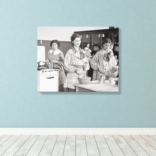 Middelbare school meisjes koken, 1935 canvas afdruk (Insitu (Houten vloer))