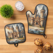 Middeleeuws kasteel bij zonsondergang met sfeervol ovenwant & pannenlap set (Top down)