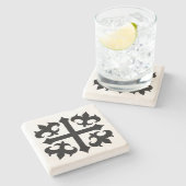 Middeleeuws kruis en fleur de lis symbolen stenen onderzetter (Zijkant)