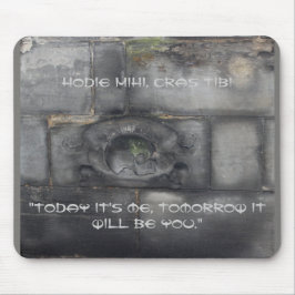 Middeleeuwse tombstone met Latijn erop Muismat