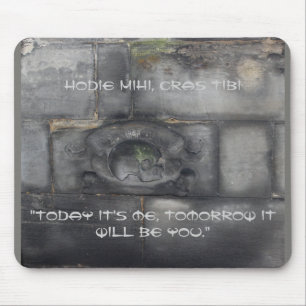 Middeleeuwse tombstone met Latijn erop Muismat