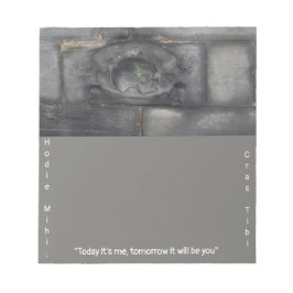 Middeleeuwse tombstone met Latijn erop Notitieblok