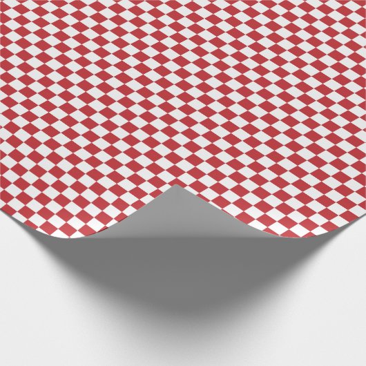 Middelgrote, donkerrode en witte cheques, pakpapie cadeaupapier (Hoek)