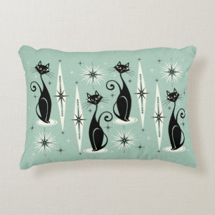 Middelgrote middeleeuwse atoomkatten met middelbar accent kussen