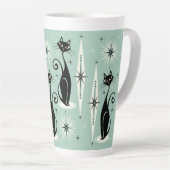 Middelgrote middeleeuwse atoomkatten met middelbar latte mok (Rechterhoek)