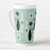 Middelgrote middeleeuwse atoomkatten met middelbar latte mok (Linkerhoek)