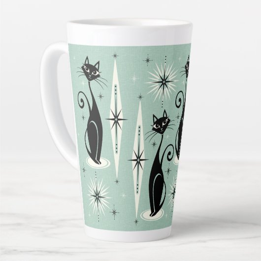 Middelgrote middeleeuwse atoomkatten met middelbar latte mok (Linkerhoek)