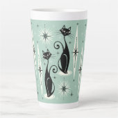 Middelgrote middeleeuwse atoomkatten met middelbar latte mok (Voorkant)