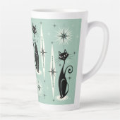 Middelgrote middeleeuwse atoomkatten met middelbar latte mok (Rechts)