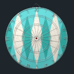 Middelste eeuw Modern Argyle Dart Board Dartbord<br><div class="desc">Deze Mid Century Modern Argyle Dart Board (groot lettertype) heeft een levendige, turkooistische achtergrond en een patroon van gemene, doorschijnende blauwgroen diamanten die grotere, roomdiamanten bedekken met gouden kleurige, ruimtespecken. Deze minimalistische geïnspireerde, gedeconstrueerde argyle is een simplistische terugval van het grotere atoomtijdperk dan het leven dat het decoratieve landschap van...</div>
