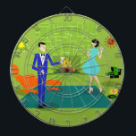 Middelste eeuw Modern Couple Dart Board Dartbord<br><div class="desc">Deze Mid Century Modern Couple Dart Board lijkt op een scène uit een romantische komedie. Het minimalistische kunstontwerp uit de jaren zestig biedt een aantrekkelijk cartoon koppel dat thuis geniet van een romantische avond. De verfijnde kamer is opvallend voorzien van een groene stenen muur met een aanstootgevend vuur in de...</div>