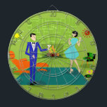 Middelste eeuw Modern Couple Dart Board Dartbord<br><div class="desc">Deze Mid Century Modern Couple Dart Board lijkt op een scène uit een romantische komedie. Het minimalistische kunstontwerp uit de jaren zestig biedt een aantrekkelijk cartoon koppel dat thuis geniet van een romantische avond. De verfijnde kamer is opvallend voorzien van een groene stenen muur met een aanstootgevend vuur in de...</div>