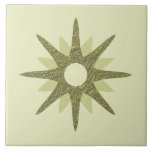 Midden-Century Green Starburst | Groot Tegeltje<br><div class="desc">Het moderne, geïnspireerde ontwerp uit de midden-eeuw, met één retro groene starburst op een lichtere groene achtergrond. Eenvoudig, schoon modern design. Creëer uw eigen douanetegel door een nieuw afbeelding te uploaden, of gebruik de "bericht"knoop om de ontwerper voor hulp te contacteren. Om uw eigen ontwerp te creëer: 1. Selecteer personaliseren...</div>