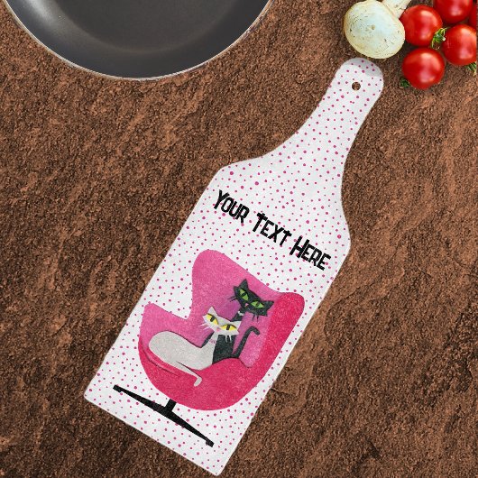 Midden eeuw katten in roze stoel op wit met stippe snijplank