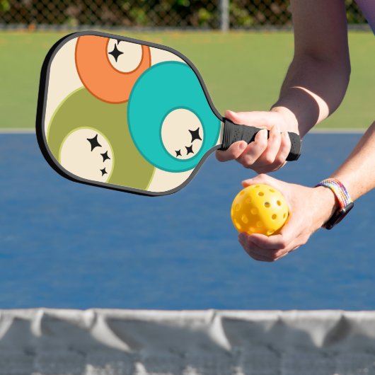 Midden-eeuw moderne bowlingballen pickleball paddle (Insitu)