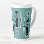 Midden-eeuwse atoomkatten met gemiddelde retro op latte mok (Rechterhoek)