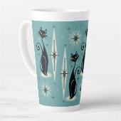 Midden-eeuwse atoomkatten met gemiddelde retro op latte mok (Linkerhoek)