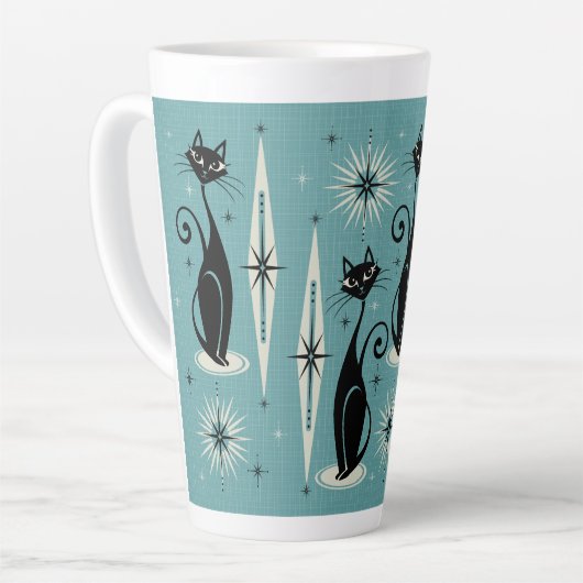 Midden-eeuwse atoomkatten met gemiddelde retro op latte mok (Linkerhoek)