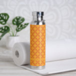 Midden-eeuwse mod geometrische retro moderne Oranj Waterfles<br><div class="desc">Dit retro mid mod-patroon in oranje zon maakt een leuke en kleurrijke uitspraak. Coördinerende items beschikbaar.</div>