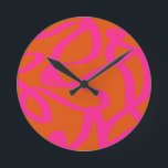 Midden-eeuwse moderne Abstracte lijnen Oranje en r Ronde Klok<br><div class="desc">Abstracte penseelstreken - abstracte vormen in verbrande oranje en hete roze vorm.</div>