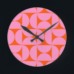 midden - eeuwse moderne patroonroze roze en Oranje Ronde Klok<br><div class="desc">Retro Mid Century Modern Pattern - Abstracte geometrische vormen - Cute and Minimalist Pattern in roze en oranje.</div>