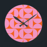 midden - eeuwse moderne patroonroze roze en Oranje Ronde Klok<br><div class="desc">Retro Mid Century Modern Pattern - Abstracte geometrische vormen - Cute and Minimalist Pattern in roze en oranje.</div>