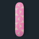 Midden-eeuwse moderne, roze preppy patroon persoonlijk skateboard<br><div class="desc">Retro mid-eeuwse moderne patroon - abstracte geometrische vormen - minimalistisch patroon in perzik / beige en roze.</div>