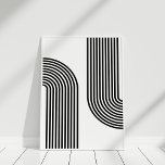 Midden-eeuwse moderne zwart-wit Abstracte kunst Poster<br><div class="desc">Verhoog uw leefruimte met de strakke en verfijnde aantrekkingskracht van dit Mid Century Modern Black and White Abstract Art Poster. Dit stuk belichaamt de essentie van modern design uit het midden van de eeuw, waarbij minimalisme wordt gecombineerd met gedurfde, opvallende contrasten die zeker de aandacht trekken. Het poster heeft een...</div>